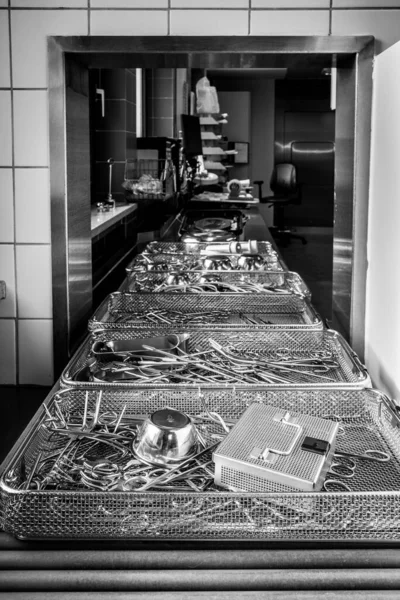Einer Sterilisationsabteilung Einem Krankenhaus Stehen Gereinigte Chirurgische Instrumente Auf Einem — Stockfoto