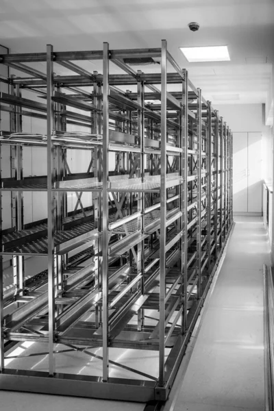 在无菌仪器的储藏室里 立着一个新的空金属架子 — 图库照片