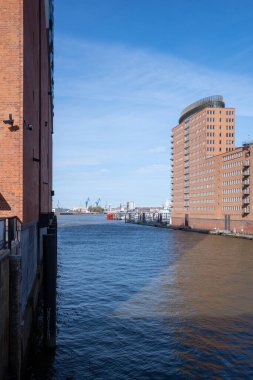 Hamburg 'un Hafencity' si Güzel hava ve mavi gökyüzü