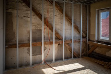 Eski yarı ahşap bir binanın yenilenmesi sırasında hafif duvarlar inşa edilir.