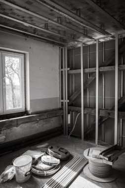 Eski yarı ahşap bir binanın yenilenmesi sırasında hafif duvarlar inşa edilir.