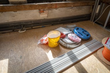 Eski yarı ahşap bir binanın yenilenmesi sırasında hafif duvarlar inşa edilir.