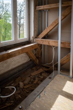 Eski yarı ahşap bir binanın yenilenmesi sırasında hafif duvarlar inşa edilir.