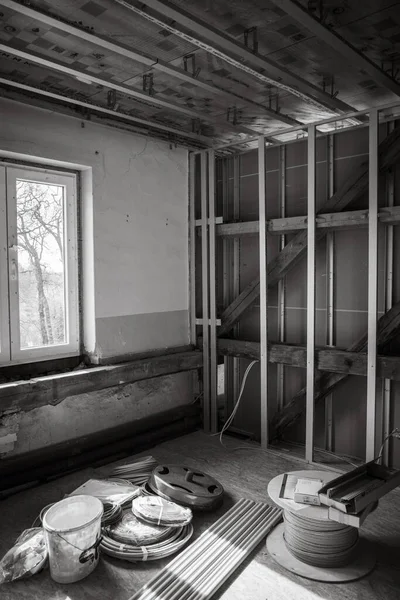 Eski yarı ahşap bir binanın yenilenmesi sırasında hafif duvarlar inşa edilir.