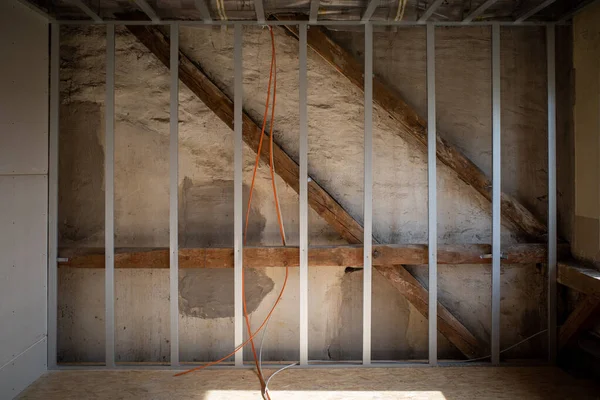 在翻新一座旧的半木制建筑物时 安装了轻便的墙壁 — 图库照片