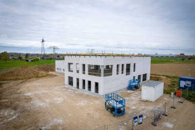 Bir şirket binasının inşa edildiği bir inşaat alanının insansız hava aracı görüntüsü.