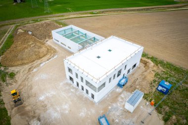 Bir şirket binasının inşa edildiği bir inşaat alanının insansız hava aracı görüntüsü.