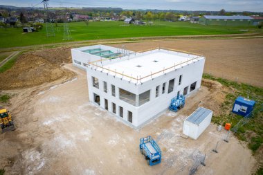 Bir şirket binasının inşa edildiği bir inşaat alanının insansız hava aracı görüntüsü.