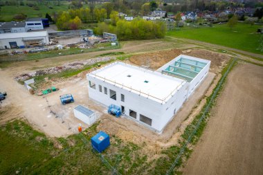 Bir şirket binasının inşa edildiği bir inşaat alanının insansız hava aracı görüntüsü.