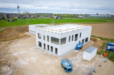 Bir şirket binasının inşa edildiği bir inşaat alanının insansız hava aracı görüntüsü.