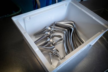 Beyaz bir kutuda jinekolojik muayene için çeşitli spekülasyonlar vardır.