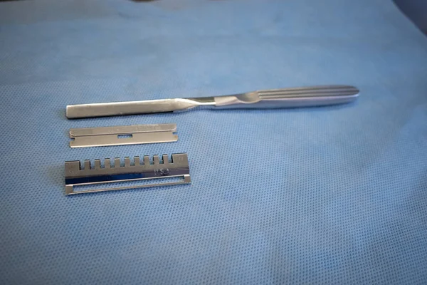 Ένα Δερματολογικό Μαχαίρι Για Την Αφαίρεση Του Δέρματος Για Μεταμόσχευση — Φωτογραφία Αρχείου