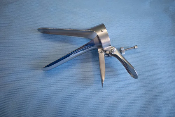 Beyaz bir kutuda jinekolojik muayene için çeşitli spekülasyonlar vardır.