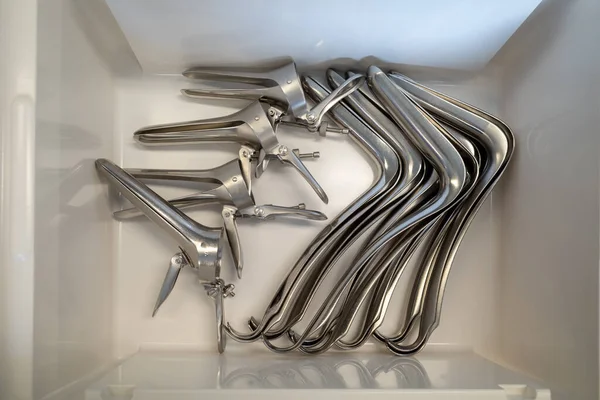 Beyaz bir kutuda jinekolojik muayene için çeşitli spekülasyonlar vardır.