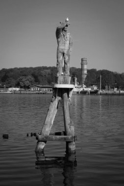 Travemuende Limanı 'ndaki ahşap bir heykel üzerinde bir martı.