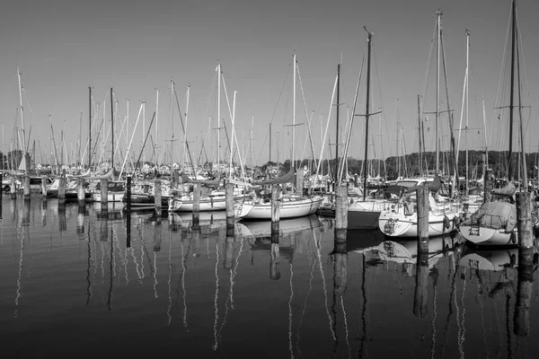 Muchos Veleros Están Amarrados Puerto Deportivo Luebeck Travemuende — Foto de Stock