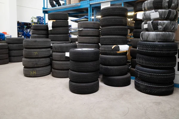 Warehouse Car Repair Shop Several Stacks Summer Wheels — Zdjęcie stockowe