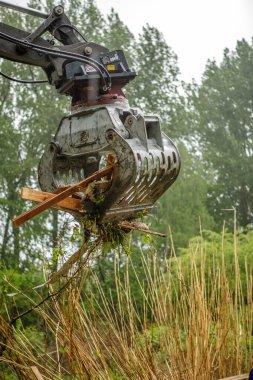Bir kazıcı ve tekerlek yükleyici ile enkaz kaldırılır.