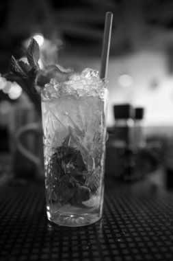 Buzlu bir kokteyl bardağı ve siyah beyaz bir pipet.