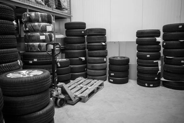 Egy Autójavító Műhely Raktárában Sok Nyári Gumiabroncs Áll Készen Kerékcserére — Stock Fotó