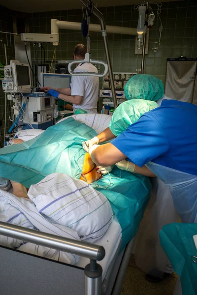 Doktor Eski Bir Hastada Basınç Yarasını Ameliyat Eder — Stok fotoğraf