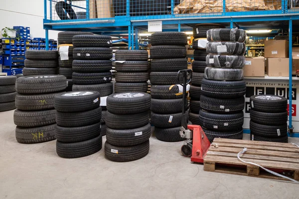 Depósito Taller Reparación Automóviles Hay Muchos Neumáticos Verano Listos Para —  Fotos de Stock
