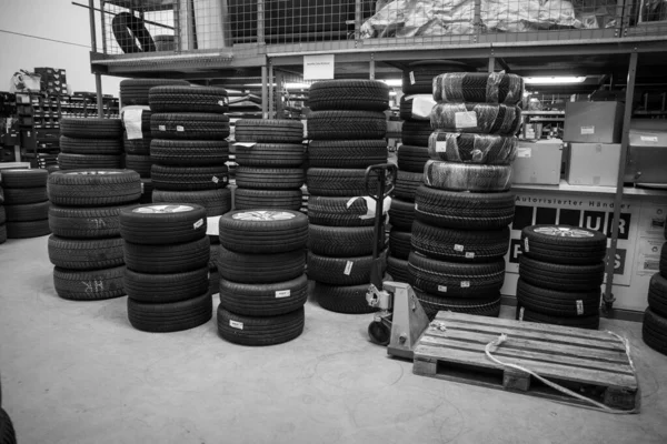 Depósito Taller Reparación Automóviles Hay Muchos Neumáticos Verano Listos Para — Foto de Stock