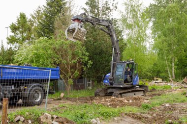 Teknik yardım organizasyonunun kazıcısı THW ile bir inşaat sahasının enkazı yüklendi.