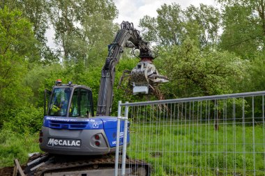 Teknik yardım organizasyonunun kazıcısı THW ile bir inşaat sahasının enkazı yüklendi.