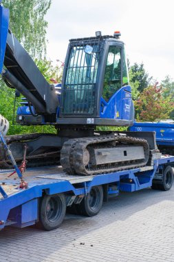 Otoparkta THW adlı teknik yardım kuruluşunun mavi araçları var.