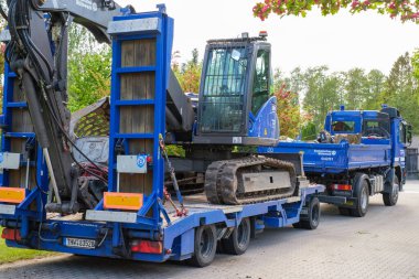 Otoparkta THW adlı teknik yardım kuruluşunun mavi araçları var.