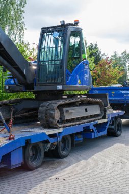 Otoparkta THW adlı teknik yardım kuruluşunun mavi araçları var.