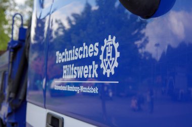 Otoparkta THW adlı teknik yardım kuruluşunun mavi araçları var.