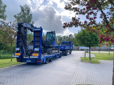 Otoparkta THW adlı teknik yardım kuruluşunun mavi araçları var.