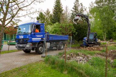 Otoparkta THW adlı teknik yardım kuruluşunun mavi araçları var.