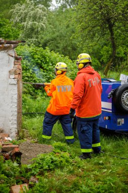 THW teknik yardım örgütünün çalışanları kaya matkabıyla duvarı yıktılar.