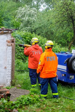 THW teknik yardım örgütünün çalışanları kaya matkabıyla duvarı yıktılar.