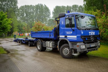 Otoparkta THW adlı teknik yardım kuruluşunun araçları var.