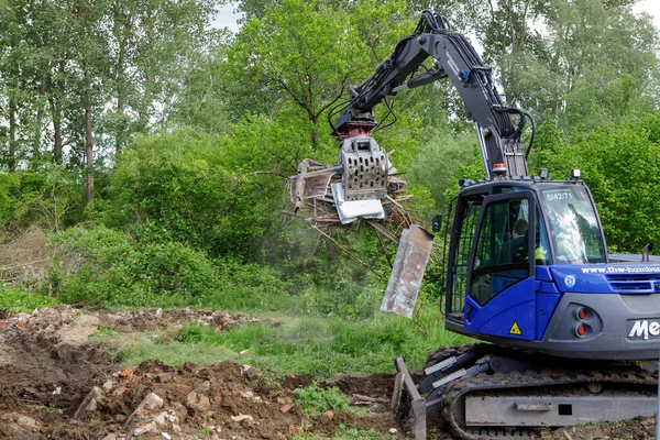 Koparką Organizacji Pomocy Technicznej Thw Gruz Placu Budowy Jest Załadowany — Zdjęcie stockowe