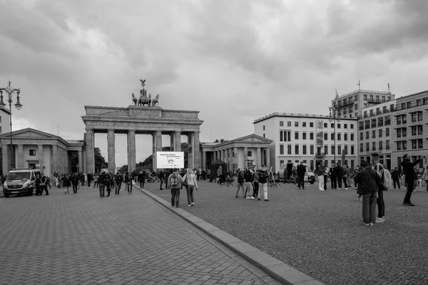 金曜日ベルリンのブランデンブルク門の前で将来のデモンストレーションが行われます — ストック写真