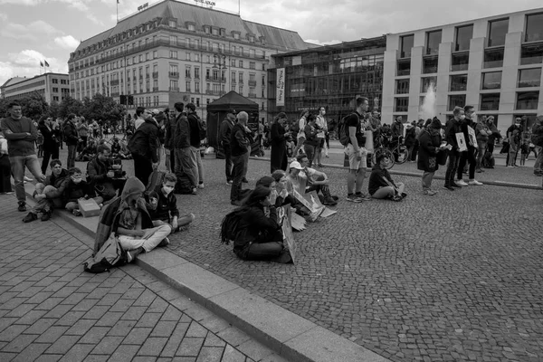 Uma Manifestação Sexta Feira Para Futuro Acontece Frente Portão Brandemburgo — Fotografia de Stock