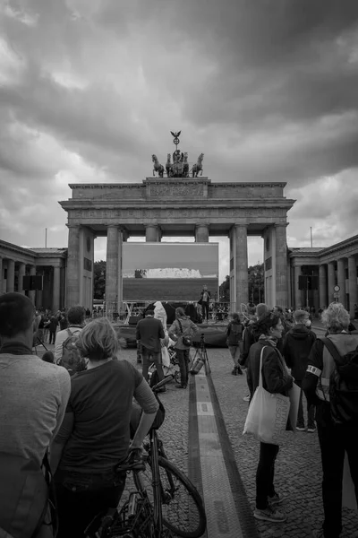 Μια Διαδήλωση Future Πραγματοποιείται Μπροστά Από Την Πύλη Του Βρανδεμβούργου — Φωτογραφία Αρχείου