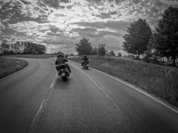 Někteří Motocyklisté Jezdí Silnici Obloha Zatažená — Stock fotografie