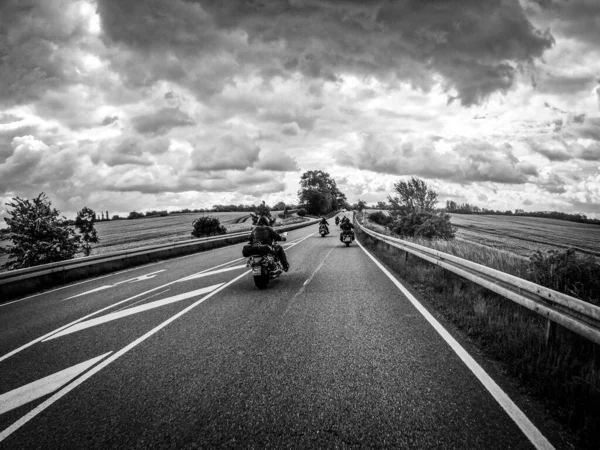 Alguns Motociclistas Estão Andando Uma Estrada Céu Está Nublado — Fotografia de Stock