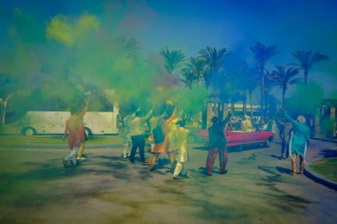 Otelin önünde renkli giyimli bir Hint düğünü bölümü var.