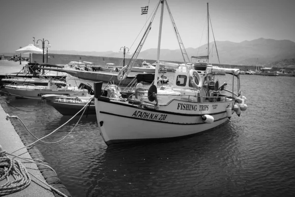 Een Griekse Vissersboot Drijft Haven Van Chersonisos — Stockfoto