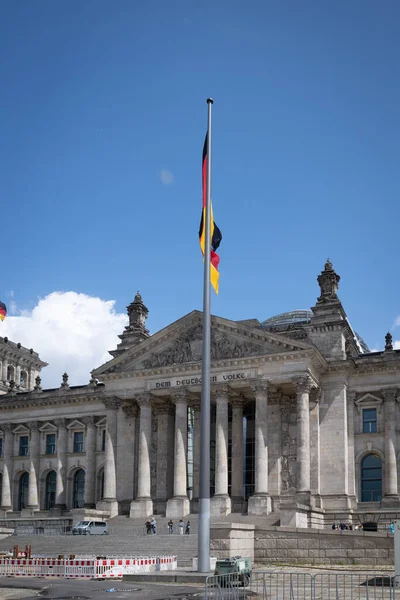 Molte Persone Muovono Davanti Reichstag Berlino — Foto Stock