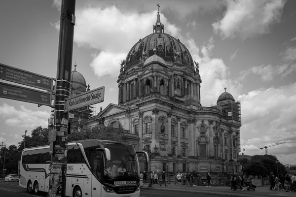 Πολύς Κόσμος Σφύζει Μπροστά Από Τον Καθεδρικό Ναό Του Βερολίνου — Φωτογραφία Αρχείου