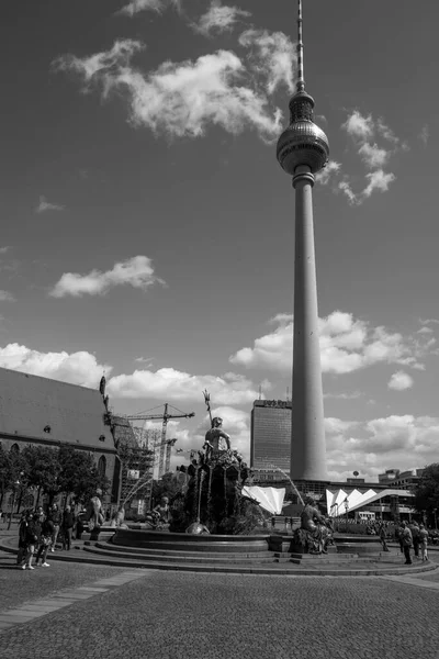 Πολλοί Άνθρωποι Υπέκυψαν Στο Διάσημο Σιντριβάνι Του Νεπτούν Στο Βερολίνο — Φωτογραφία Αρχείου