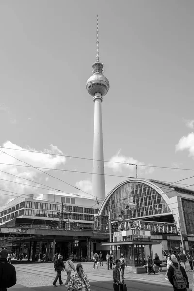 在繁忙的Alexanderplatz旁边的柏林电视塔 — 图库照片